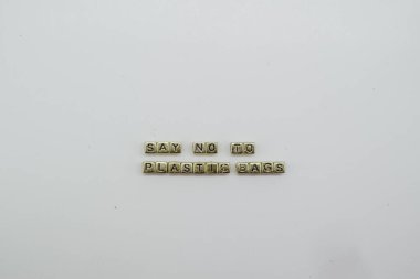 Beyaz zemin üzerinde altın zar bloklarıyla yazılmış naylon torbalar yok.