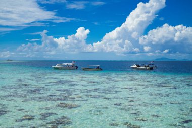Semporna, Malezya - 26 Kasım 2019: Bohey Dulang Adası yakınlarında demirli özel botlar.