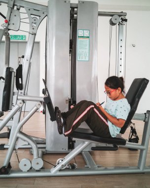 Genç çocuk spor salonunda koşu bandında antrenman yapıyor, beden eğitimi sınıfındaki çocuklar konsepti.