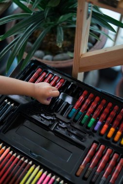 Masa başı görünümünde malzemeler, okul yaratıcı işleri için yaratıcı araçlar, boyama kağıtları, boya fırçaları kalem boyaları, resim malzemeleriyle arka plan,