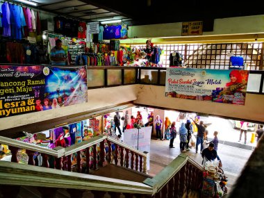 Arka planda şehirdeki elbise mağazası