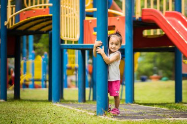 Baba ve şirin küçük Asyalı 2 - 3 yaşında küçük bir kız bebek