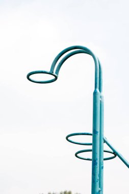 Açık mavi uzun direk beyaz arka plana karşı, alıntı ekipmanı.