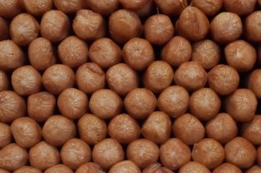 Pişmiş sosisleri kapat ve yan gözle bak. Sağlıksız yiyecekler.