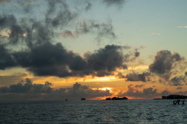 Bulutları ve denizi olan karanlık gökyüzü, Semporna 'da gün doğumu, Sabah, Malezya.