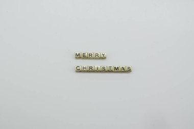 Mutlu Noeller, beyaz arka planda altın zarlarla yazılıyor..