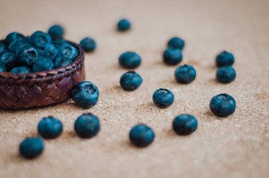 Taze toplanmış yabanmersinleri dokuma doğal Screwpine yaprağı kasesinde.