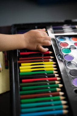 Küçük bir el resim kutusundan renkleri almaya çalışıyor..