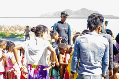 Sibuan, Malezya - 26 Kasım 2019: Bajau Laut halkı Sibuan adasındaki köylerinde, ASemporna. Adadaki köylerde yaşıyorlar..