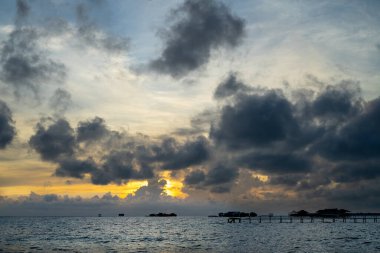 Günbatımı arka plan ve açık denizde güneş ışığı güzel bulutlarla.