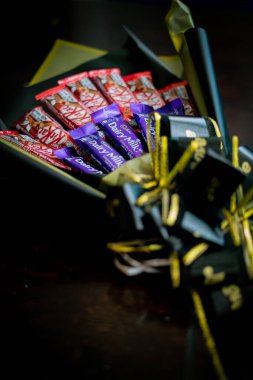 Bangi, Malezya - 8 Ağustos 2019: Ferrero Rocher, düğün, doğum günü, anneler günü, sevgililer günü, kadınlar günü ve diğerleri için hediye olarak tatlı bukette çikolata şekerlemeleri ve çiçekler