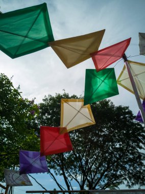 Renkli plastik torbalar geri dönüştürüldü ve bir parti için açık hava dekorasyonu haline getirildi..