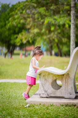 Baba ve şirin küçük Asyalı 2 - 3 yaşında küçük bir kız bebek