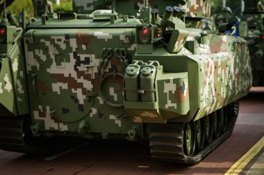 Putrajaya, Malezya - 31 Ağustos 2019: Dataran Putrajaya 'da düzenlenen 62. Bağımsızlık Günü geçit töreninde ağır silah araçları ve tanklarıyla Malezya Ordusu.