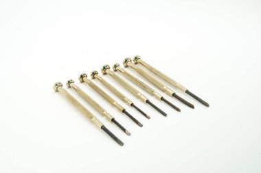 Beyaz arkaplanda izole edilmiş hassas tornavida.