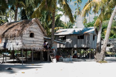 Sibuan, Malezya - 26 Kasım 2019: Sibuan Adası 'ndaki Bajau Laut köyü, Semporna, Sabah