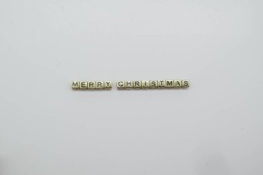 Mutlu Noeller, beyaz arka planda altın zarlarla yazılıyor..