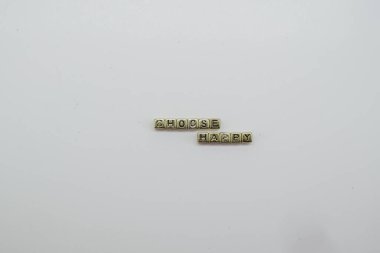 Mutlu, mutlu olmayı seç, beyaz arka planda altın zarlarla yazılıyor..