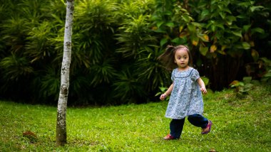 Mutlu Asyalı çocuk parkta dışarıda oynuyor.. 