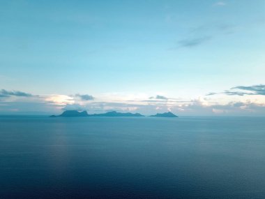 Bum Bum Adası 'nın hava manzarası Semporna, Borneo Sabah, Malezya' da sabahın erken saatlerinde mavi gökyüzüne karşı.