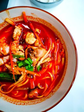 Geleneksel Kore kimchi güveci, kimchi jjigae. Üst görünüm.