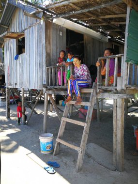 Sibuan, Malezya - 26 Kasım 2019: Bajau Laut halkı Sibuan adasındaki köylerinde, ASemporna. Adadaki köylerde yaşıyorlar..