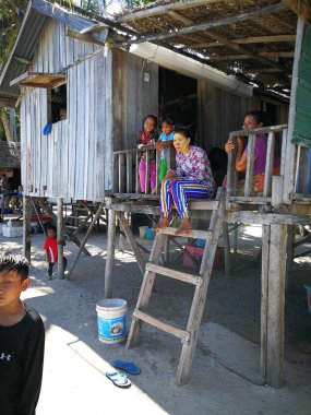 Sibuan, Malezya - 26 Kasım 2019: Bajau Laut halkı Sibuan adasındaki köylerinde, ASemporna. Adadaki köylerde yaşıyorlar..