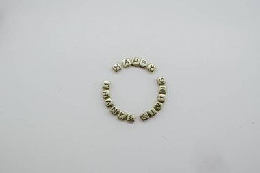 Mutlu Şükran Günü 'nde beyaz arka planda altın aphabet zarları