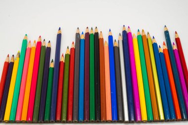 Beyaz arka planda izole edilmiş renkli kalemler. Kapatın..