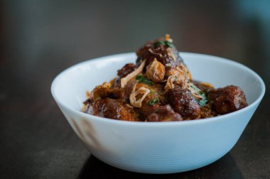 Malezya yemeği Ayam Masak Kicap Kicap ya da siyah soya soslu kızarmış tavuk beyaz kasede.