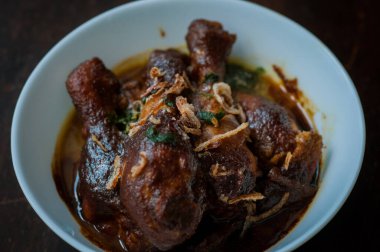 Malezya yemeği Ayam Masak Kicap Kicap ya da siyah soya soslu kızarmış tavuk beyaz kasede.