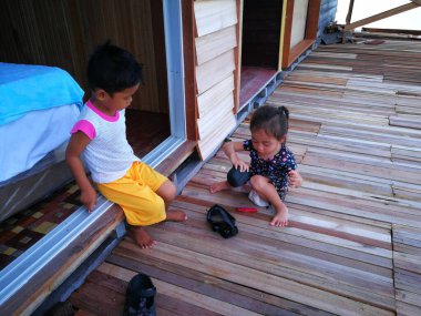 Oynayan çocuklar, arka planda seyahat yeri