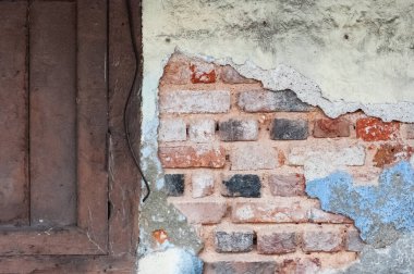 Pencereli boş Eski Tuğla Duvar dokusu. Boyanmış Duvar Yüzeyi. Grungy Wide Brickwall 'da. Red Stonewall Arkaplanı. Zarar görmüş alçılı eski püskü bina cephesi. Soyut Web Afişi. Boşluğu Kopyala.