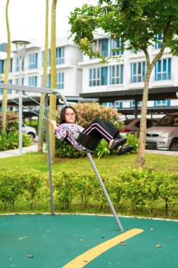 Çocuk parkında oynayan aktif çocuklar. Mutlu ve eğlenceli zaman.