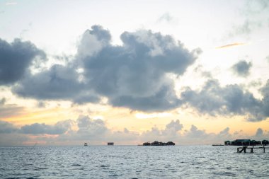 Bulutları ve denizi olan karanlık gökyüzü, Semporna 'da gün doğumu, Sabah, Malezya.