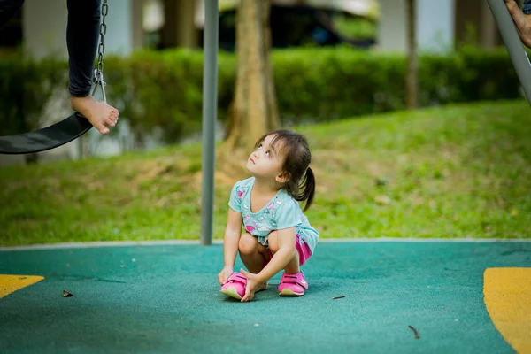 Çocuk Parkındaki Asyalı Çocuklar Oyun Eğlence Mutluluk Heyecan Konsepti — Stok fotoğraf