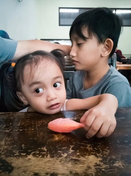 Famille Asiatique Dans Restaurant Attendant Petit Déjeuner — Photo