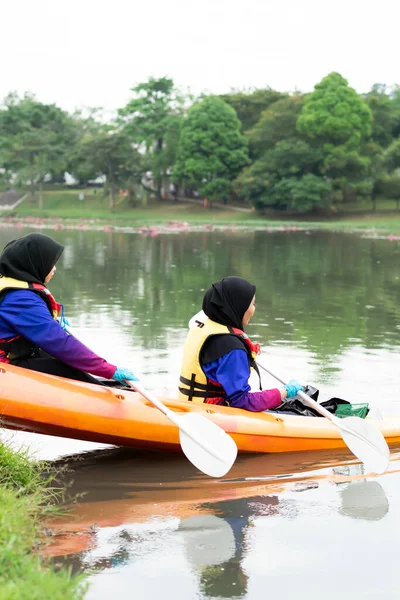Bangi Malezja Października 2019 Kobiety Pływające Kajakiem Jeziorze Taman Tasik — Zdjęcie stockowe