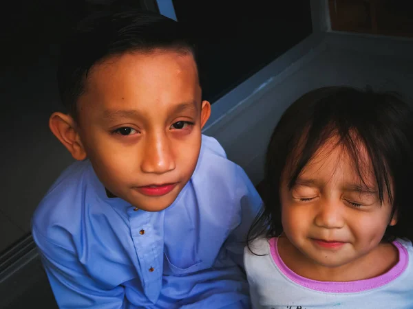 아시아인 형제와 아장아장 여동생의 초상화 사랑은 유대를 개념입니다 의상을 — 스톡 사진