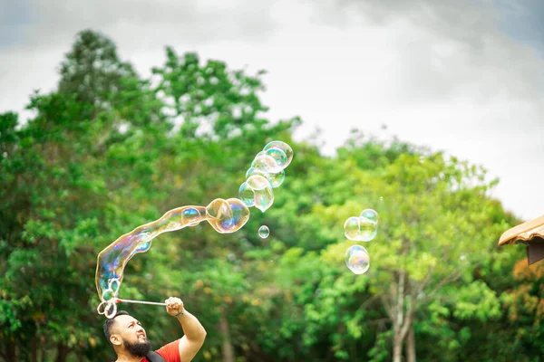 马来西亚邦尼 2019年10月6日 胡子男子在公园里玩肥皂泡 — 图库照片