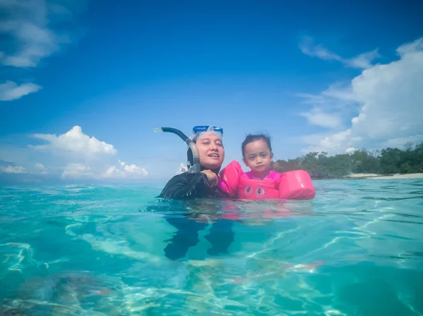 Las Personas Máscara Snorkel Bucear Bajo Agua Con Peces Tropicales — Foto de Stock