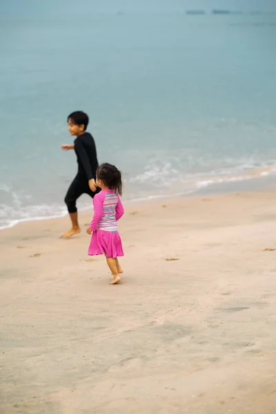 Feliz Asiático Criança Criança Irmão Está Correndo Praia — Fotografia de Stock