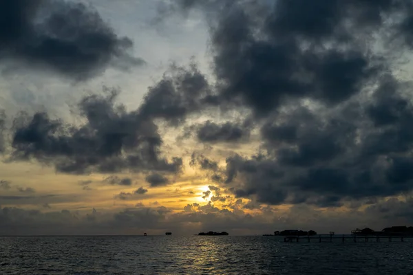 Pôr Sol Fundo Raio Sol Mar Aberto Com Belas Nuvens — Fotografia de Stock