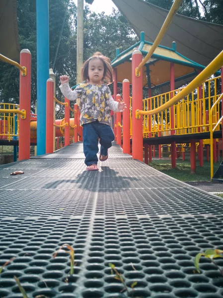 Asyalı Çocuk Parkta Koşuyor Gülüyor — Stok fotoğraf