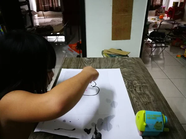 Девочка Рисует Дома Заднем Плане Закрывается — стоковое фото