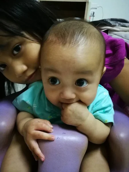 Menina Asiática Brincando Com Bebê Bonito Quarto — Fotografia de Stock