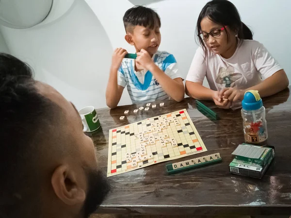 クアラルンプール マレーシア 2019年9月22日 自宅でスクラブルやサイバーをプレイする家族 — ストック写真