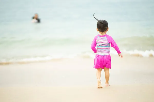 Felice Asiatico Bambino Bambino Esecuzione Sulla Spiaggia — Foto Stock