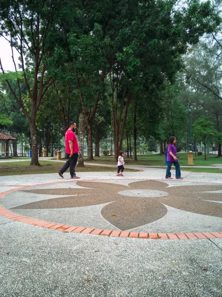 Aziatische Vader Rennen Spelen Met Zijn Kinderen Het Park — Stockfoto