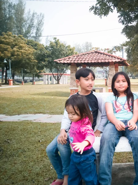 Uma Família Feliz Está Sentada Banco Parque — Fotografia de Stock